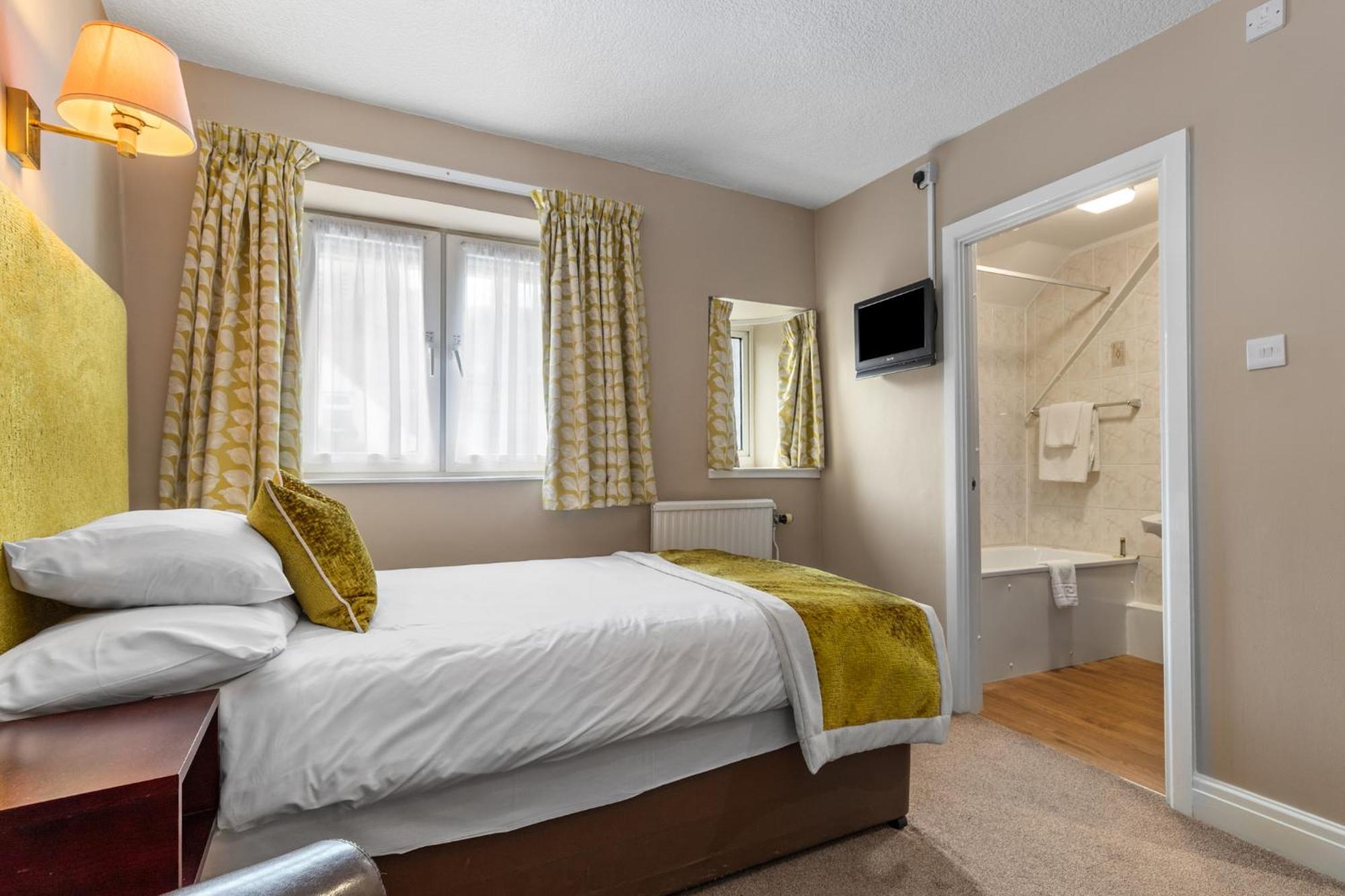 Mariners Hotel Haverfordwest Bagian luar foto