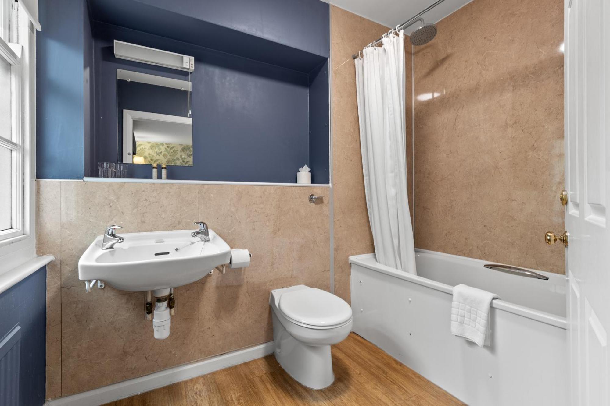 Mariners Hotel Haverfordwest Bagian luar foto